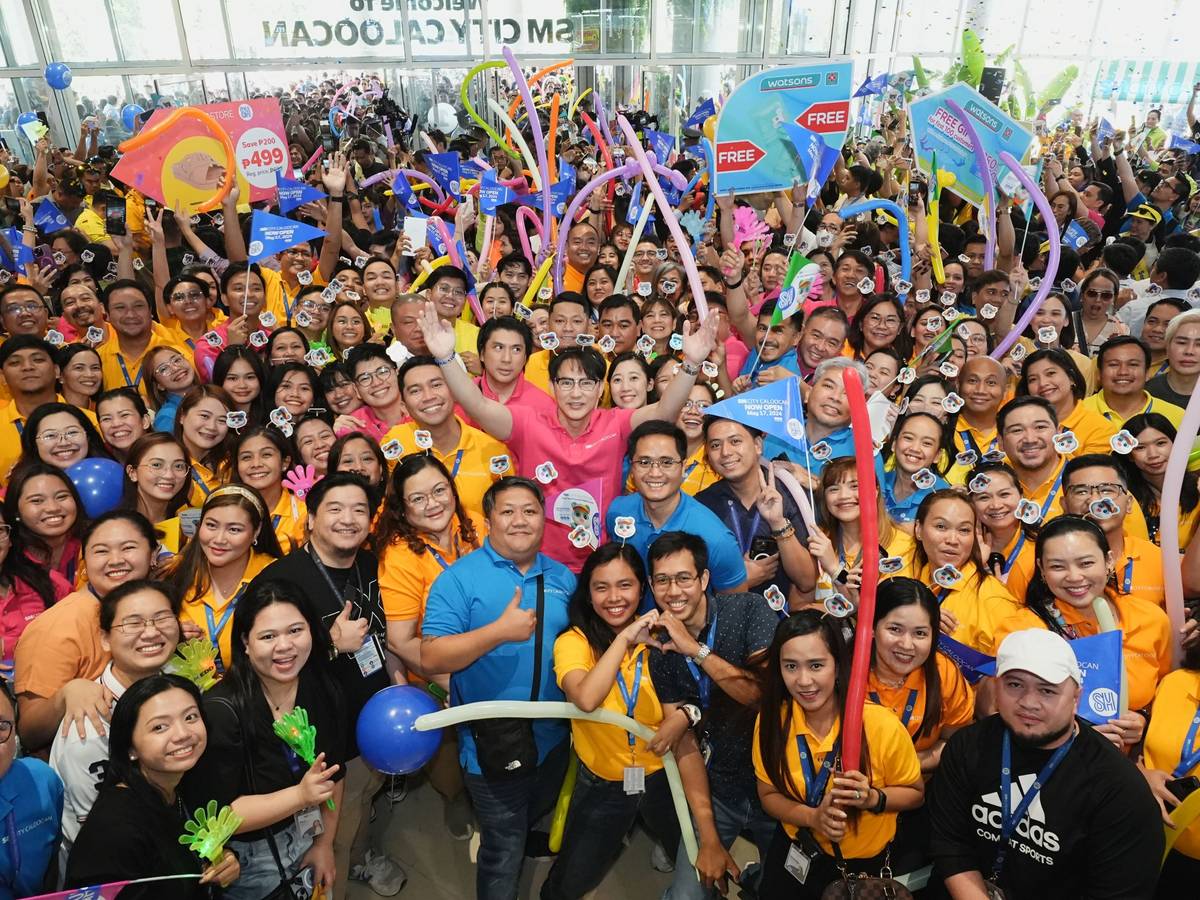 SM Supermalls’ President Steven Tan (center) and Vice President of Operations Junias Eusebio (right) lead the ceremonial door opening of SM City Caloocan, SM Prime Holdings' 86th mall and the third in Caloocan City.